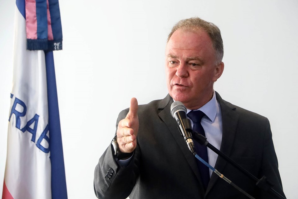 Governador assina decreto de reestruturação de forças de segurança e promoção de militares