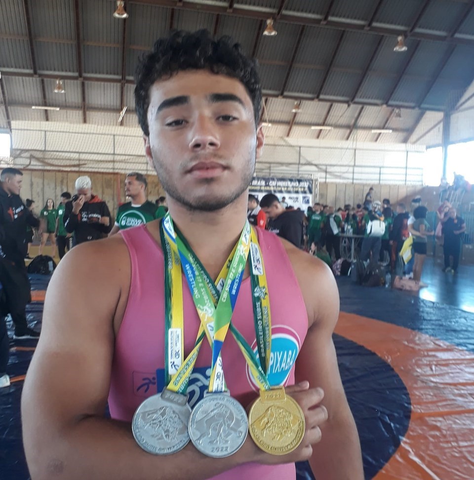Enzo conquista título de campeão brasileiro de luta greco-romana
