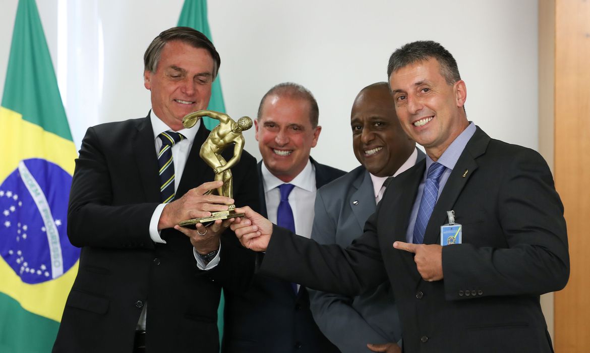 Bolsonaro recebe honraria de profissionais de educação física