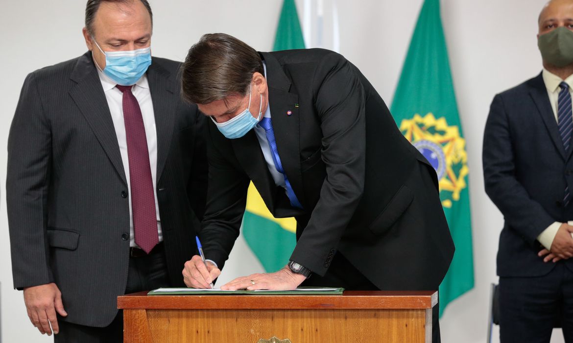 Bolsonaro diz a embaixador que Brasil vai ajudar o povo libanês