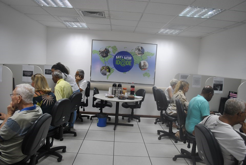 Conhecimento, autonomia, amizade e inclusão digital no programa Navegando na Internet na Melhor Idade