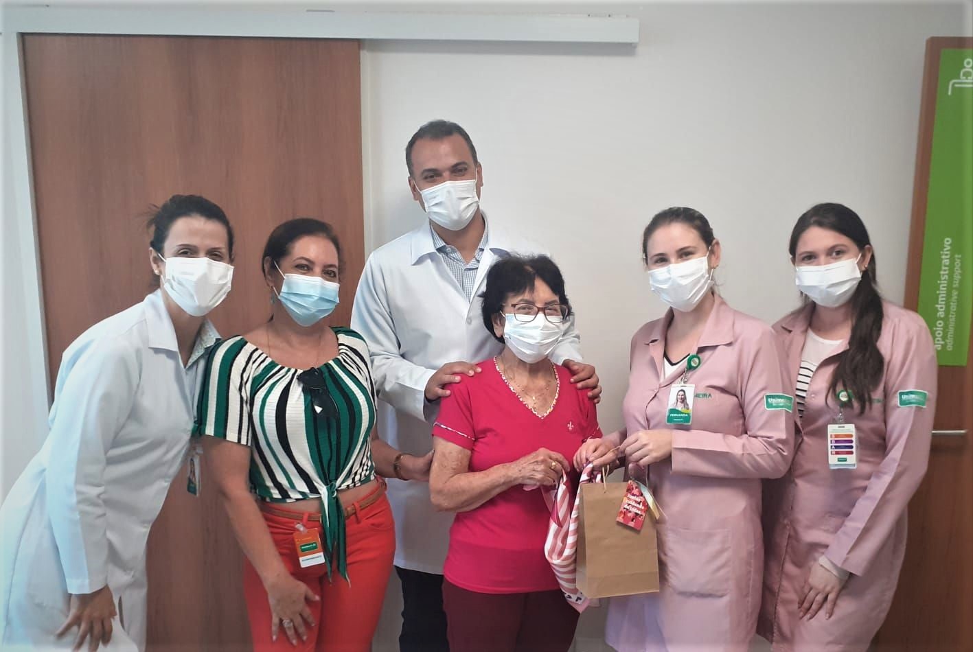 Pacientes da Unimed Oncologia recebem lenços da campanha Outubro Rosa