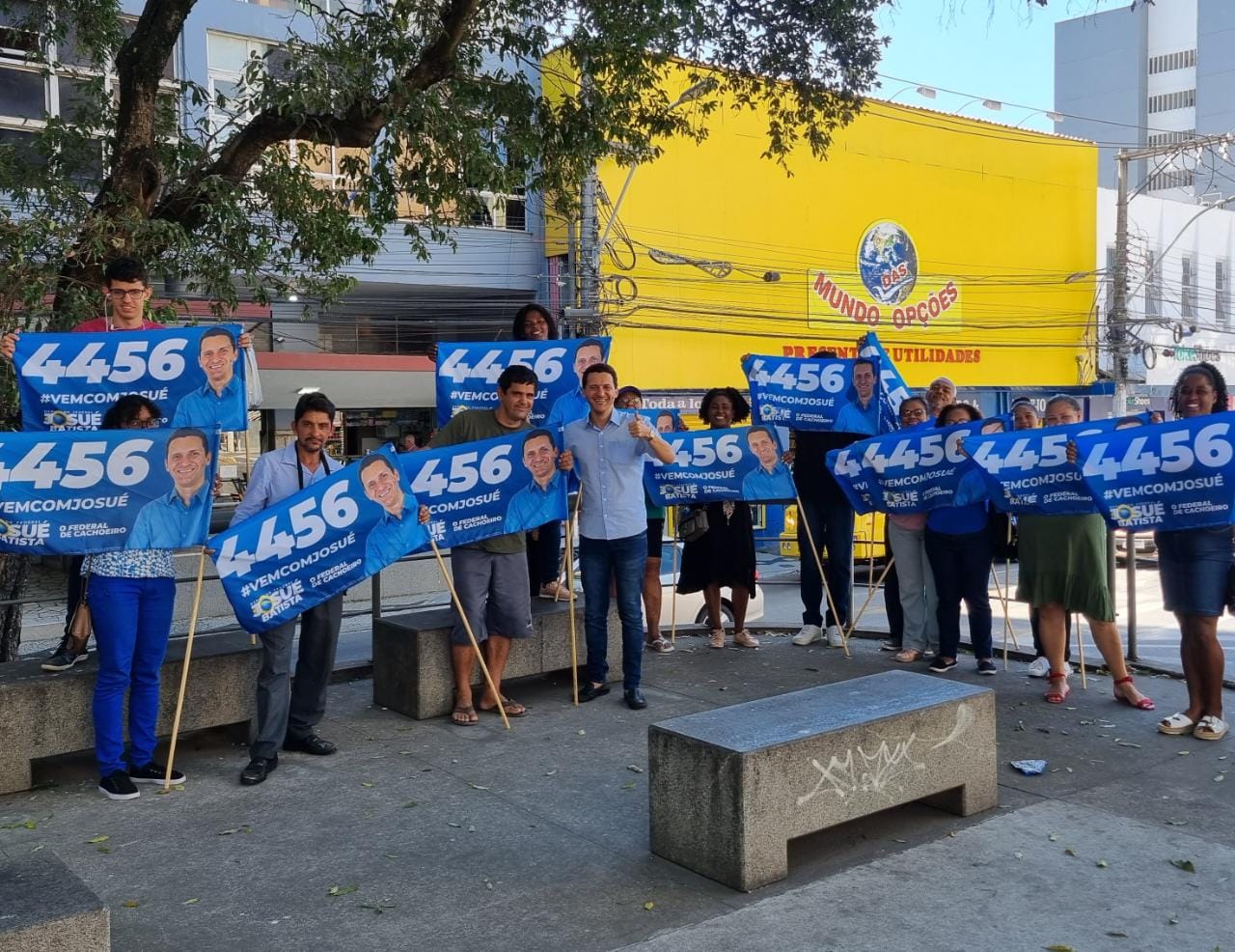 Candidato a federal cachoeirense Josué Batista coloca bloco na rua no primeiro dia de campanha