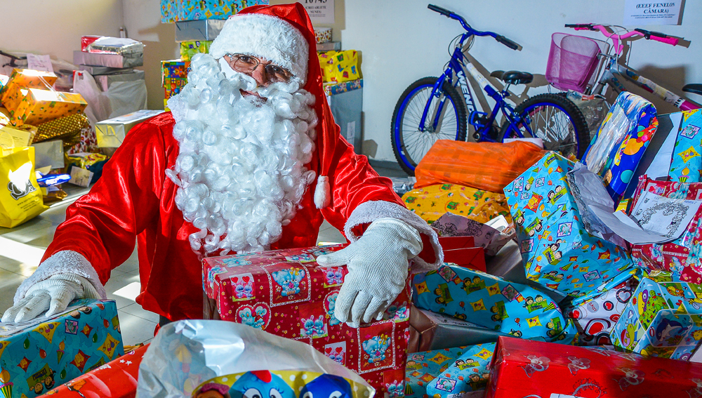 Saiba como adotar cartinhas do Papai Noel dos Correios Digital