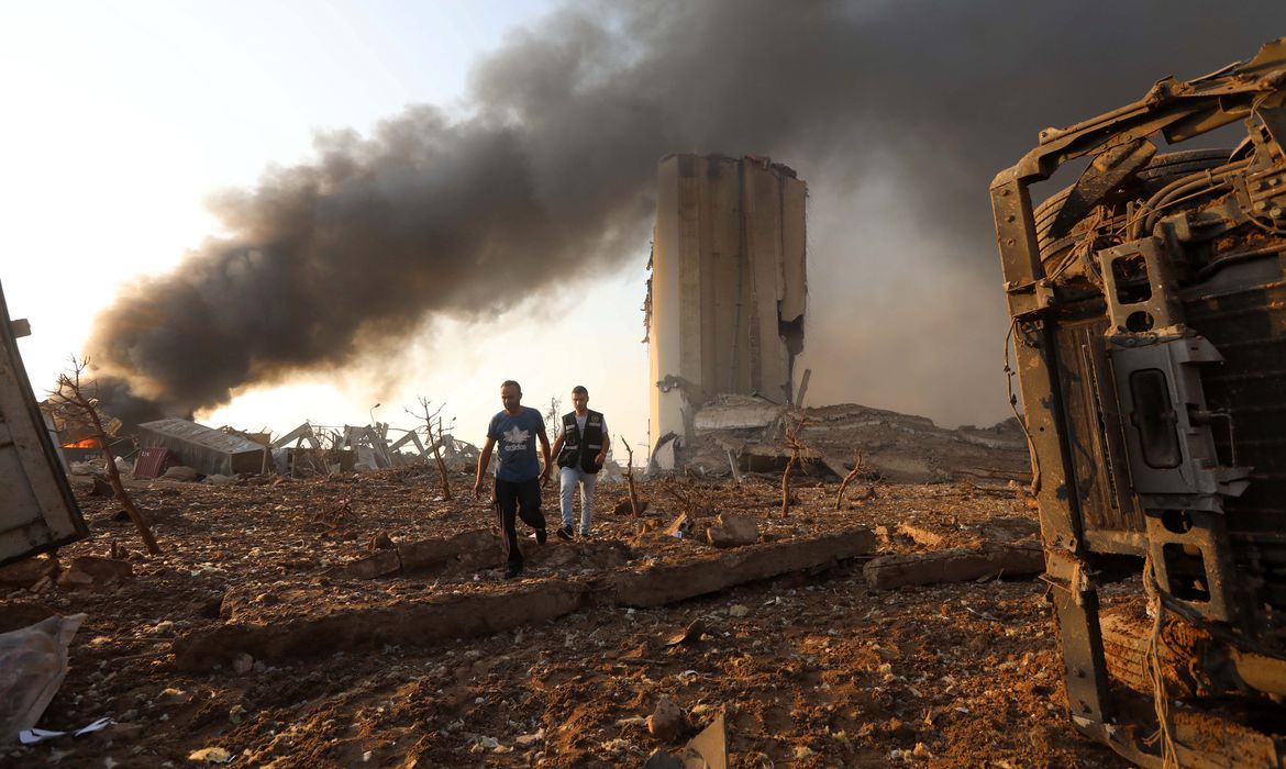 Passa de 70 o número de mortos por explosão gigantesca em Beirute