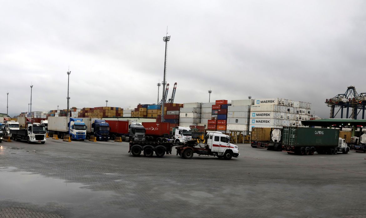 Balança comercial registra superávit recorde de US$ 6,6 bi em agosto