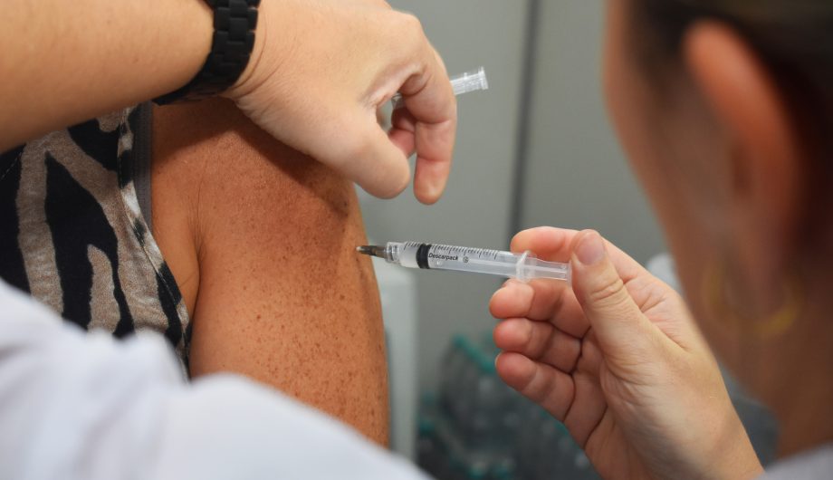Mais cinco centros no Brasil iniciam testes com vacina chinesa