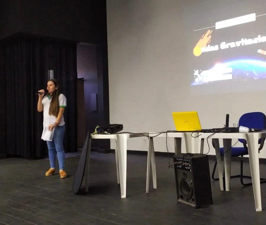 Aluna da Rede Estadual tem artigo sobre ‘Ondas Gravitacionais’ publicado em revista científica