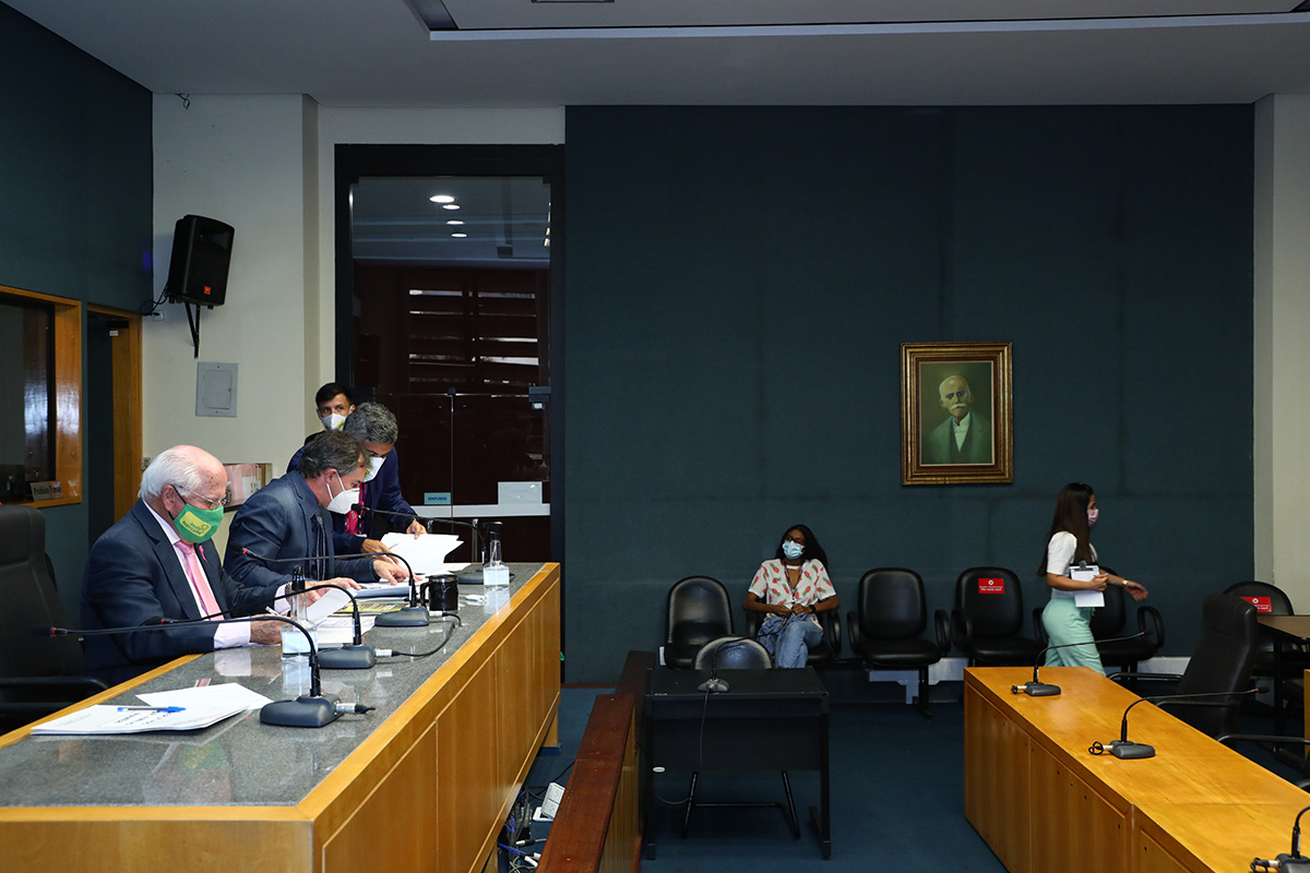 Saúde aprova PLs e marca prestação de contas