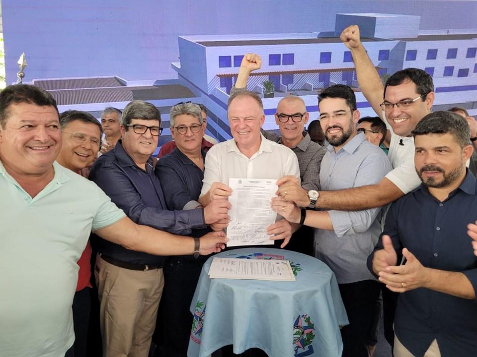 Casagrande inaugura obras e autoriza início de construção do Hospital do Câncer de Cachoeiro