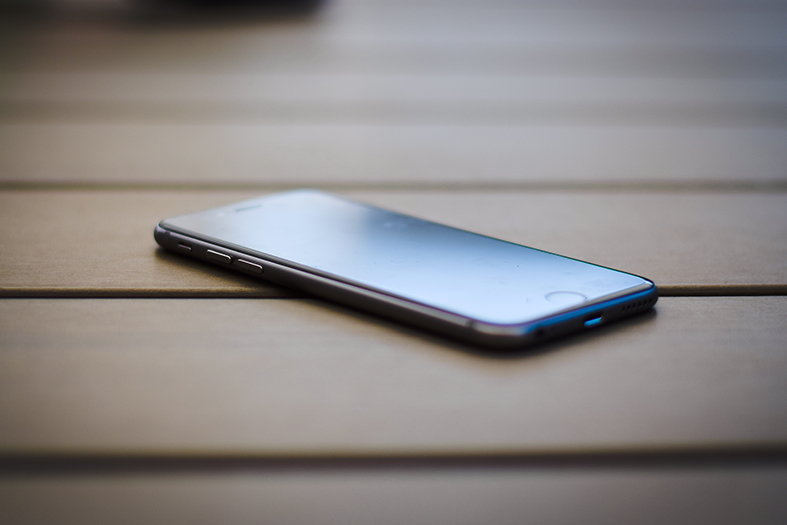 Site de compras deve indenizar consumidora que adquiriu um celular mas não recebeu produto