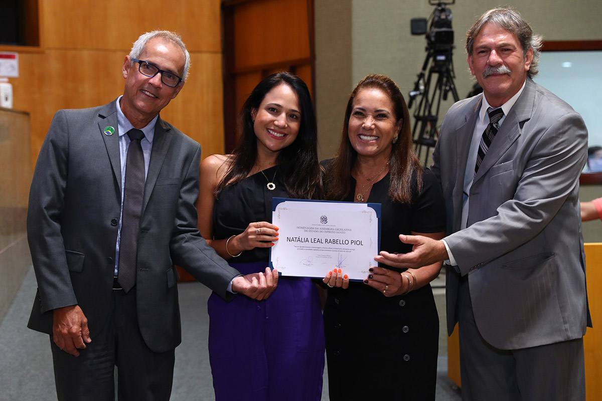Peritos da Polícia Civil recebem homenagem