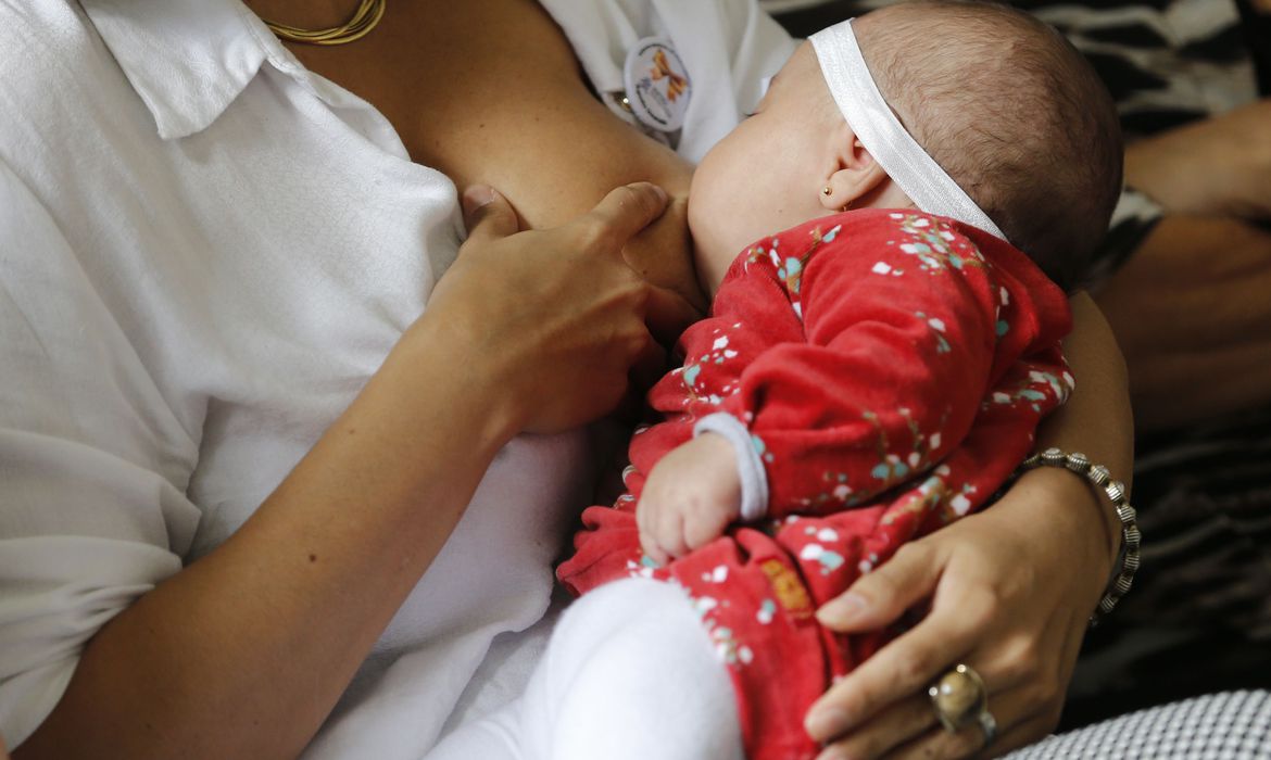 Menos da metade dos bebês foram amamentados apenas com leite materno