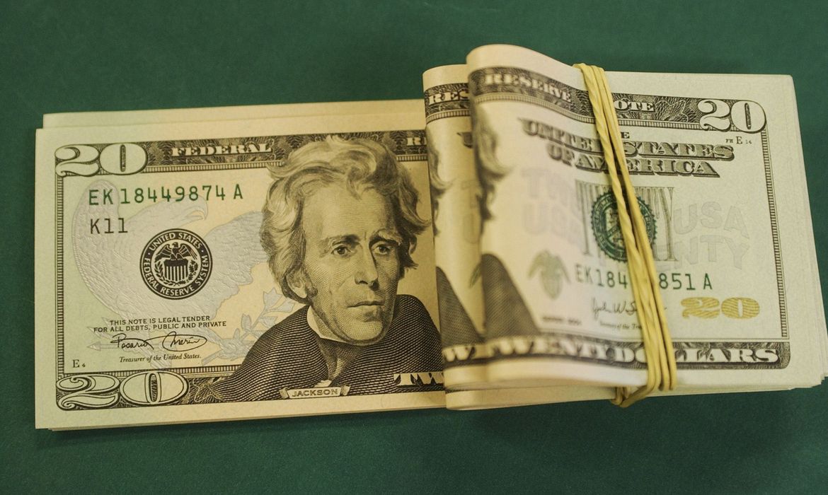 Dólar ultrapassa R$ 5,30 e fecha no maior valor em duas semanas