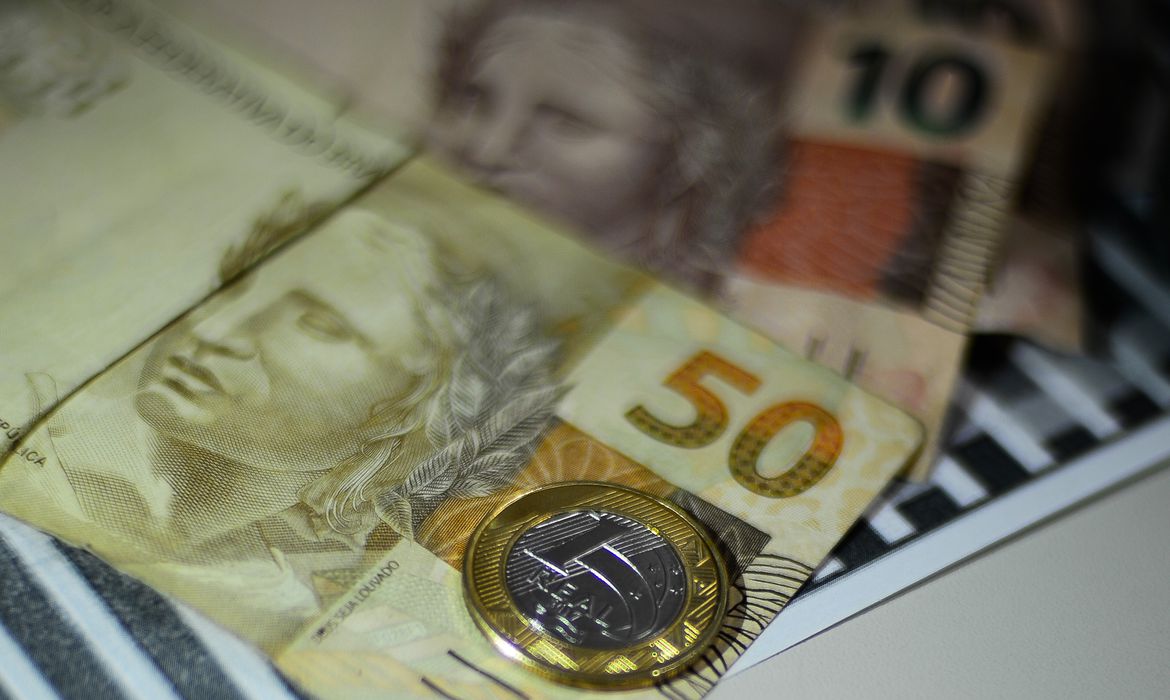 Juros cobrados de empresas e famílias sobem em outubro, diz BC
