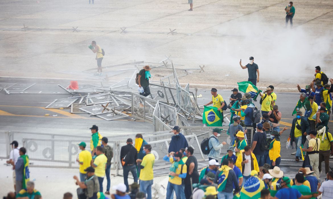 Manifestantes radicais invadem Congresso, Planalto e STF