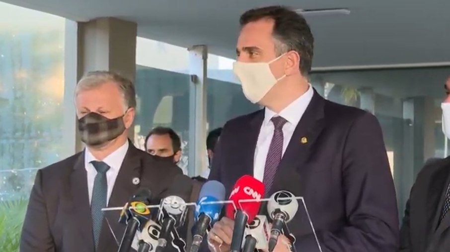 Covid-19: Pacheco quer que estados e municípios assumam riscos das vacinas