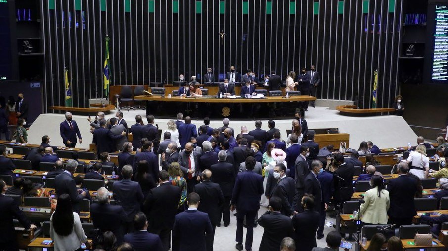 Câmara aprova admissibilidade da PEC que dificulta prisão de parlamentares