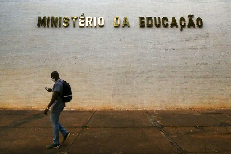 Universidades federais têm até dezembro para adotar diploma digital