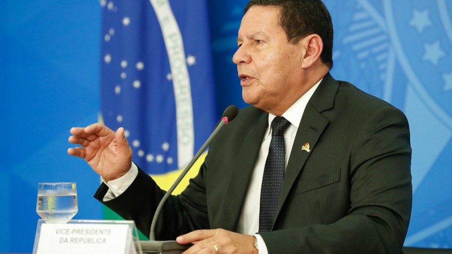'Não adianta você querer impor algo nacional', diz Mourão sobre covid-19
