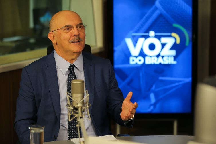 Volta às aulas presenciais será com segurança, afirma Milton Ribeiro