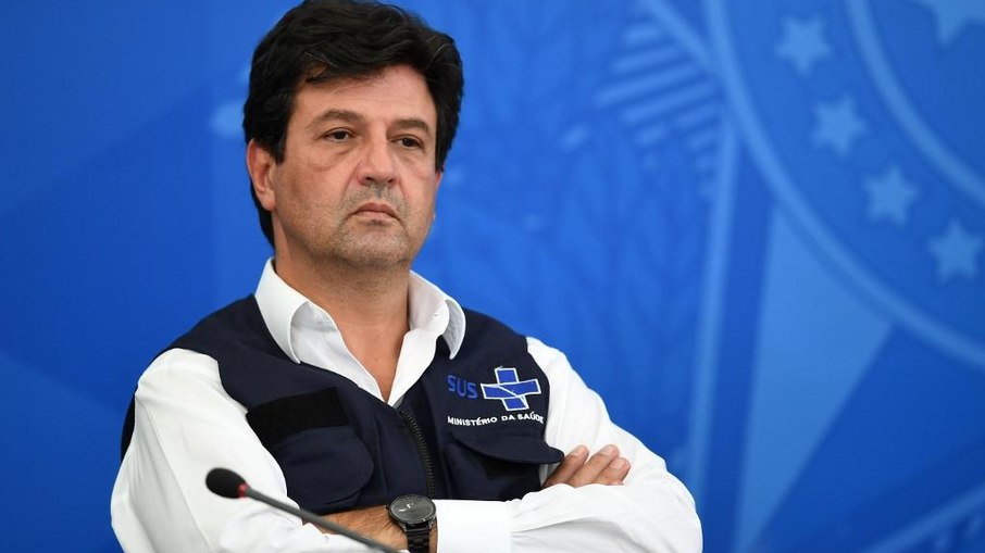 Mandetta ironiza decisão do governo comprar vacinas: 