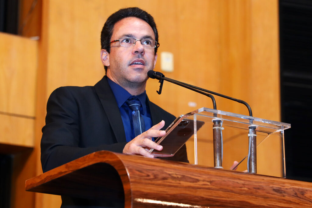 Covid: deputados cobram compromisso da população
