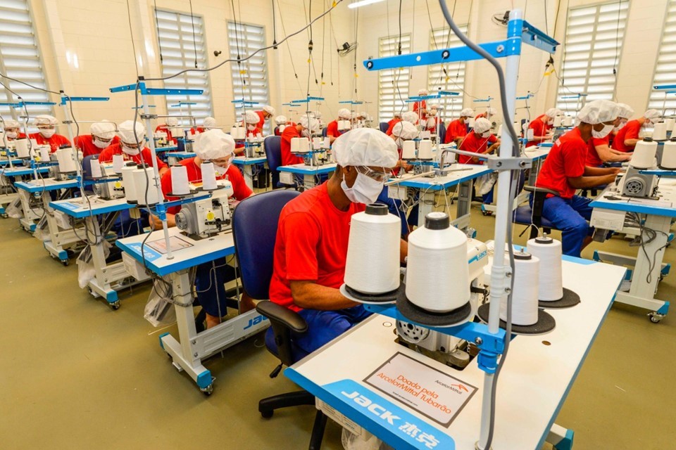 Empresas e instituições públicas tem benefícios ao contratar mão de obra carcerária