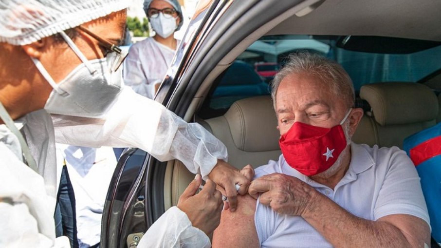 Lula recebe 1ª dose de vacina contra a Covid-19 em São Bernardo do Campo; veja