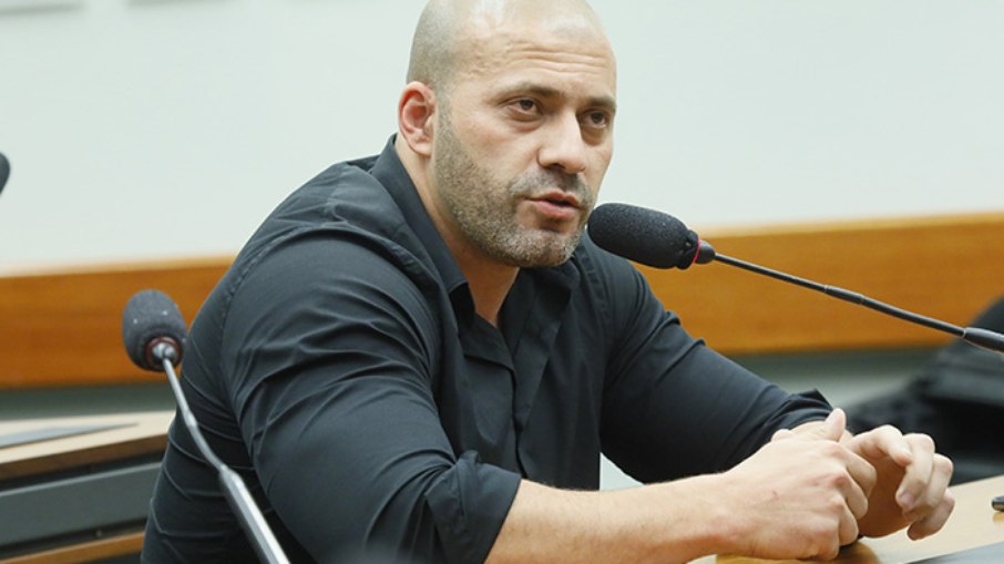 Daniel Silveira deixa batalhão onde estava detido para cumprir prisão domiciliar