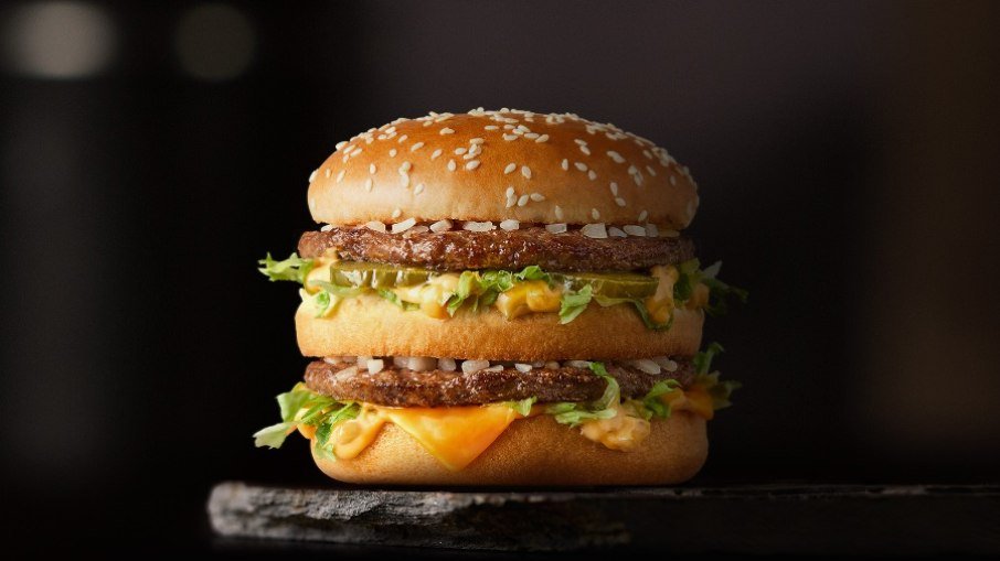 Auxílio emergencial de Bolsonaro paga sete Big Macs; o de Biden, 35 vezes mais