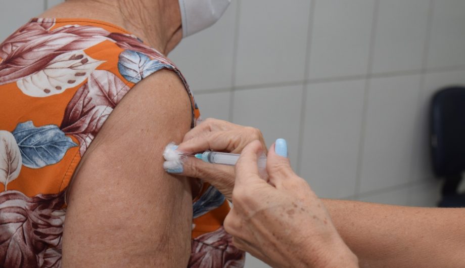 Secretaria de Saúde orienta idosos de 80 a 89 anos sobre vacinação contra covid-19