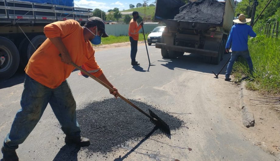Vias em nove bairros e um distrito receberam manutenção nesta semana