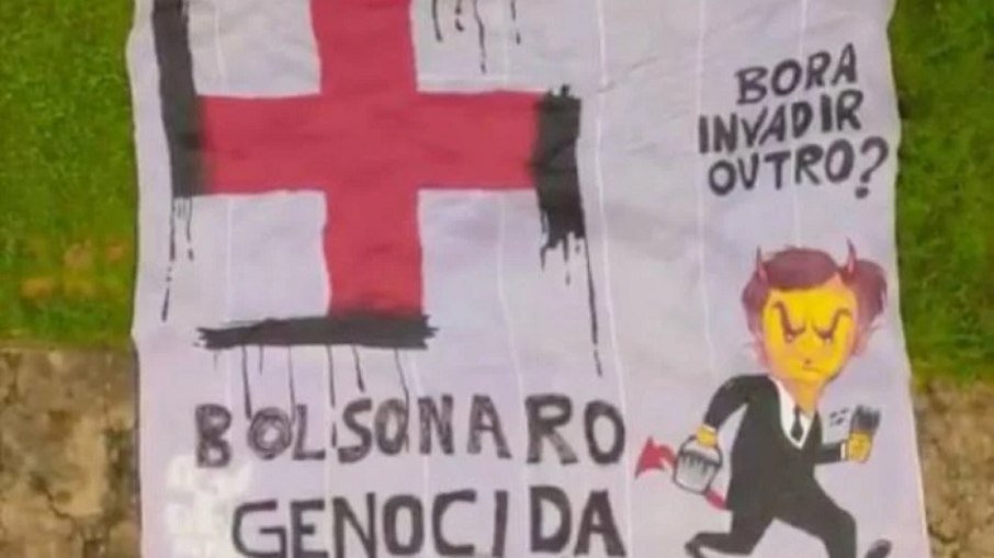 Manifestante de faixa que chamou Bolsonaro de 