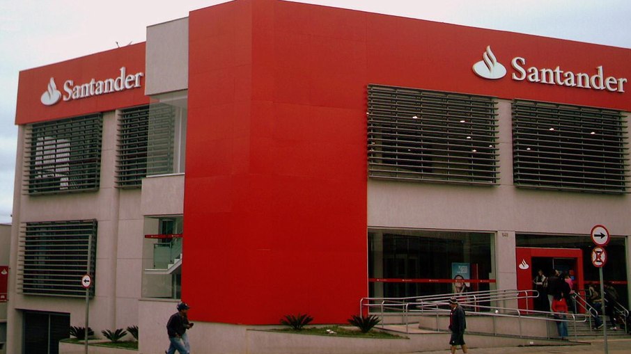 Santander abre 1.200 vagas de estágio em empresas clientes; bolsa é de R$ 1 mil