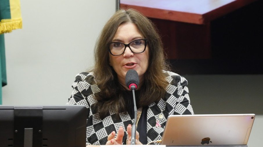 Bia Kicis manobra para alterar Código Penal e liberar ensino doméstico; entenda