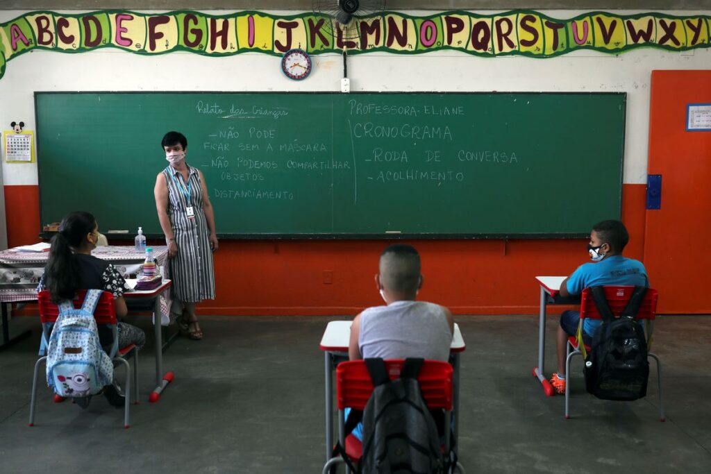 Especialistas discutem perspectivas para retomada de aulas presenciais