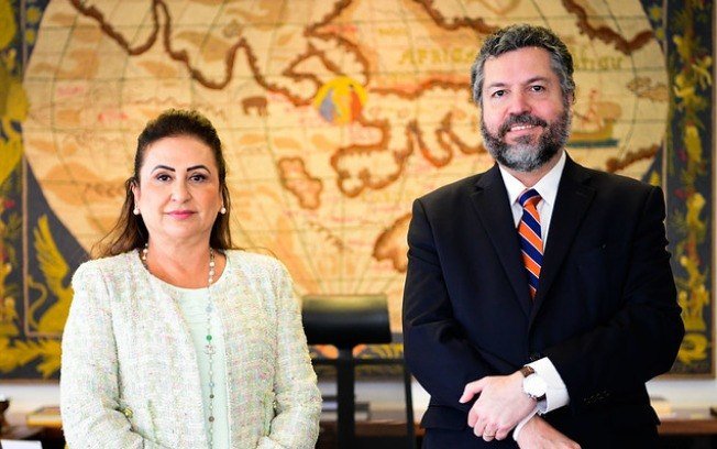 Ernesto Araújo é alvo em grupo de senadores: 