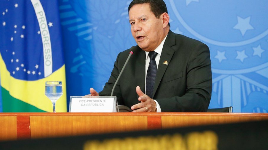 Mourão é vacinado e não comenta pedido de demissão de Ernesto Araújo