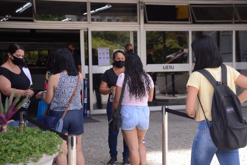 Feira de recrutamento oferece oportunidades para universitários