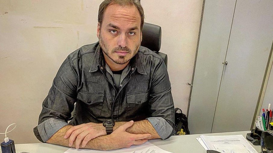 Carlos Bolsonaro aciona MP para impedir medidas de isolamento no Rio