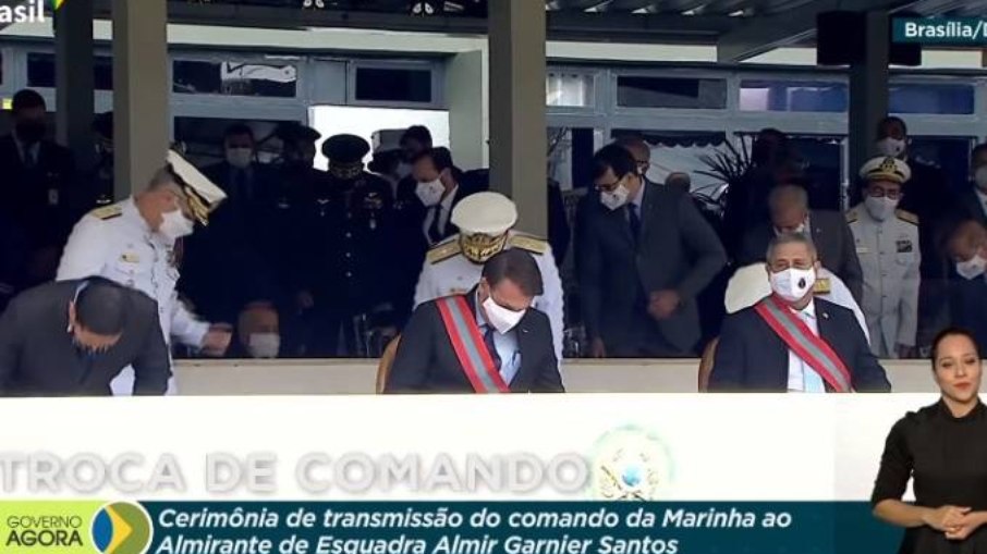 Ministro leva tombo durante cerimônia no DF; Bolsonaro aparece de máscara