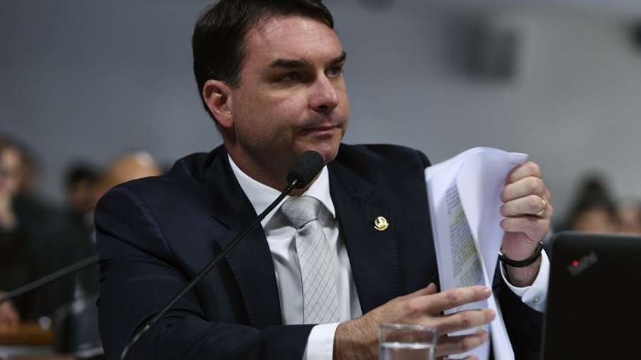 Rachadinhas: STJ rejeita recurso contra decisão que beneficiou Flávio Bolsonaro