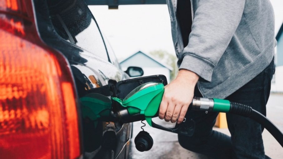 Às vésperas de trocar comando, Petrobras anuncia novo reajuste em combustíveis