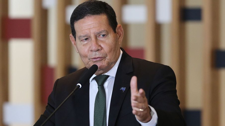 Mourão declara dialogar com comunidade internacional sobre meio ambiente