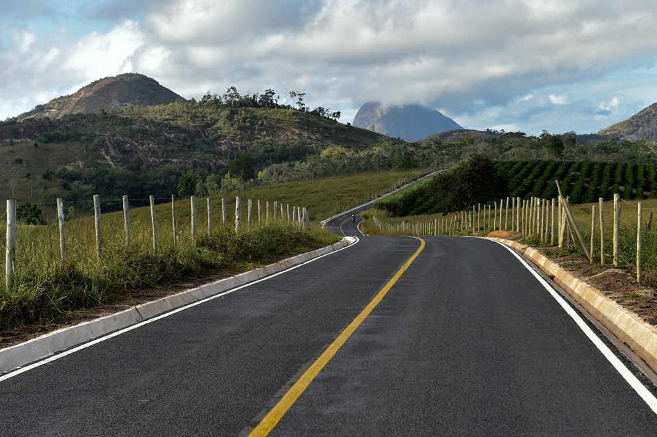 Apiacá e Alfredo Chaves recebem investimentos do Programa Caminhos do Campo