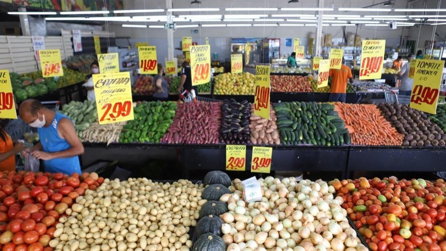 Economia cresce pelo décimo mês seguido e registra alta de 1,7% em fevereiro