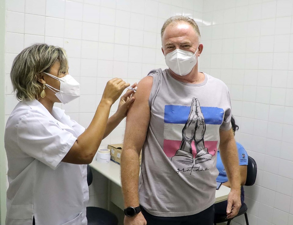 Governador do Espírito Santo recebe primeira dose contra a Covid