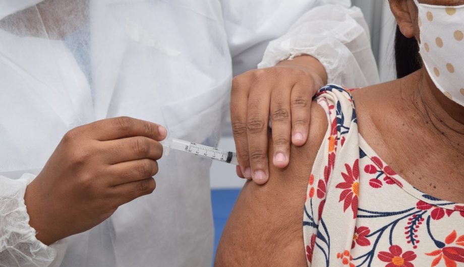 Idosos de 75 a 79 anos devem ficar atentos à data da segunda dose contra Covid-19