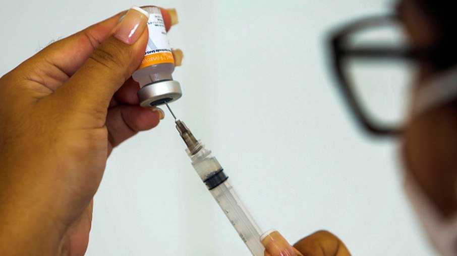 Por problemas com a AstraZeneca, Covax Facility negocia com outras farmacêuticas